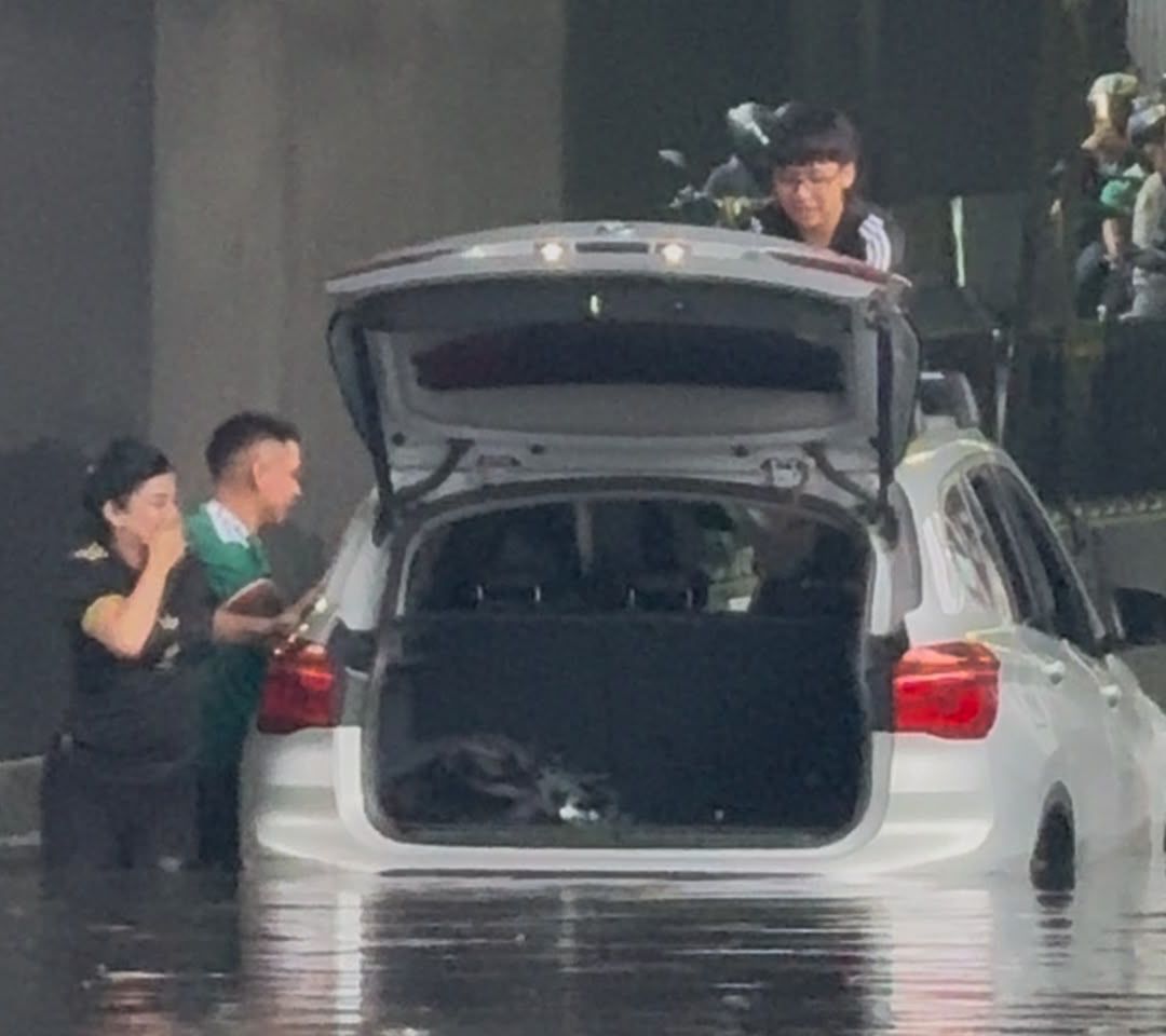 La lluvia sorprendió a los miles de aficionados en CDMX. Foto: N+